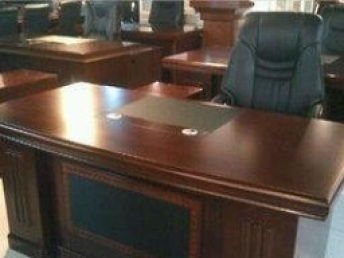 北京二手办公家具厂 经济实惠的老板桌、屏风工位与椅子选购指南